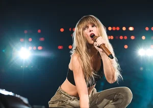Taylor Swift: Grammy Record-Breaker, Billionaire Status, and Her Famous Dating History - image 2