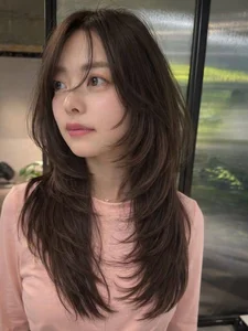 Gorgeous Face-Framing Long Hairstyles: The Top Trends for 2026 - image 2