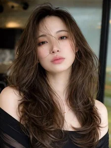 Gorgeous Face-Framing Long Hairstyles: The Top Trends for 2026 - image 1