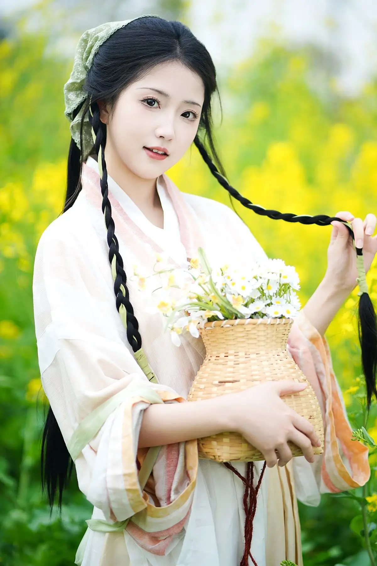 YiTuYu Vol.8720 Tu Ya W: Hanfu Beauty Amidst Golden Rapeseed Flowers