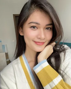 How a Vietnamese Beauty Queen Corrected Her Posture with Pole Dancing - image 2