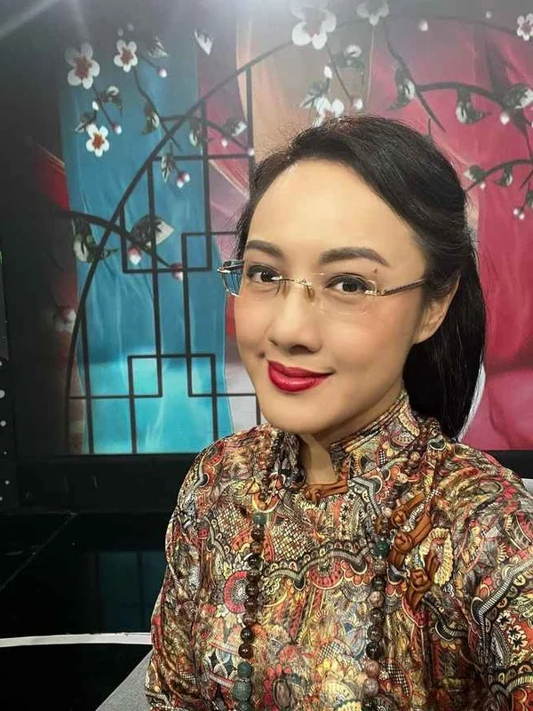 Youthful Elegance: The Fashion and Beauty Secrets of MC Hoai Anh