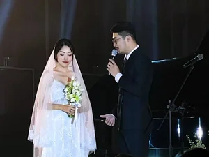 Rapper Den Vau Attends Indie Singer Thai Vu Romantic Wedding in Hanoi - image 1