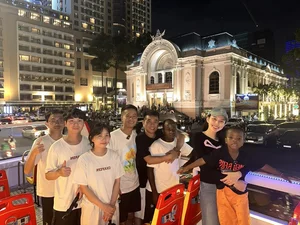 Heartwarming Moments: Miss Grand International Thuy Tien Reunites with Loi Con - image 3