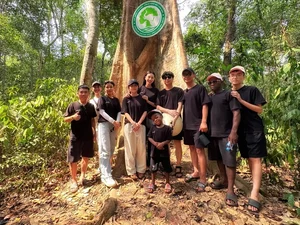 Heartwarming Moments: Miss Grand International Thuy Tien Reunites with Loi Con - image 0