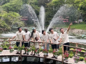 Heartwarming Moments: Miss Grand International Thuy Tien Reunites with Loi Con - image 4