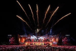 Emotional Highlights from Anh Trai Vuot Ngan Chong Gai Concert - image 2