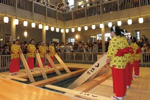 Yumomi: The Traditional Japanese Art of Cooling Onsen Water in Kusatsu - image 3