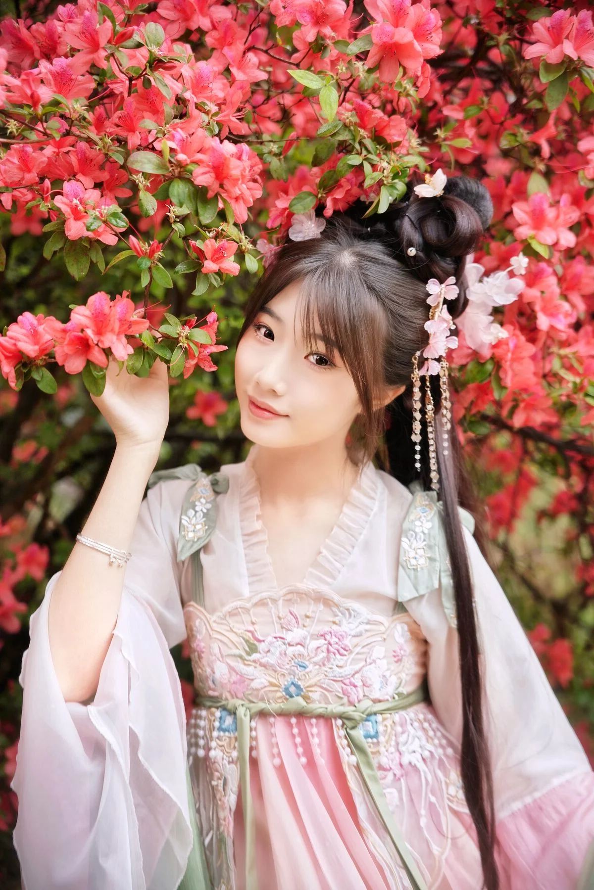 Exploring the Visual Narrative of Xiao Qi in YiTuYu Art Language Vol.7216: Modern Elegance and Artistic Expression