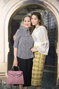 Ly Nha Ky's Mother Steals the Spotlight with Ageless Elegance - image 2