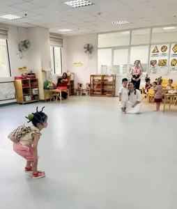 Celebrity Daughter's High Earnings and Her Elaborate Preschool Hairstyles - image 8