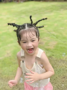 Celebrity Daughter's High Earnings and Her Elaborate Preschool Hairstyles - image 5