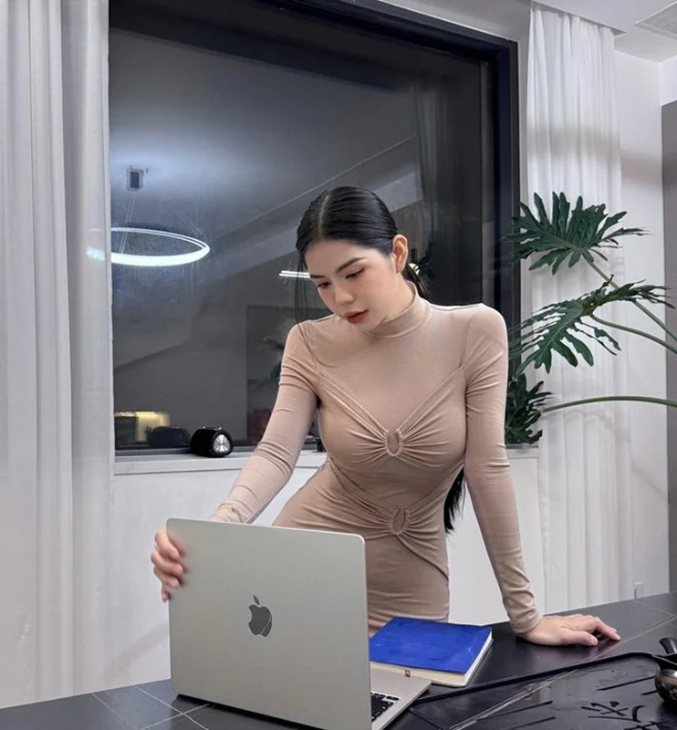 Stunning Vietnamese Mother Turns Heads on Streets of China with Incredible Fashion Style