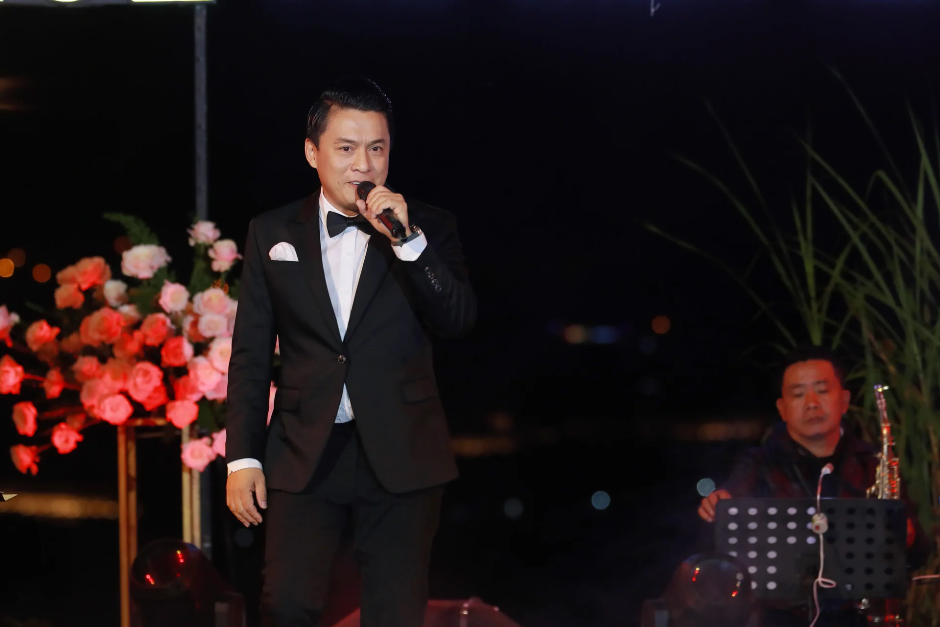 V-Pop Legends Reunite in Emotional Rain-Drenched Concert