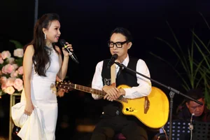 V-Pop Legends Reunite in Emotional Rain-Drenched Concert - image 6