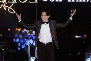 V-Pop Legends Reunite in Emotional Rain-Drenched Concert - image 5
