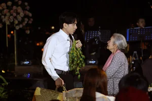V-Pop Legends Reunite in Emotional Rain-Drenched Concert - image 4