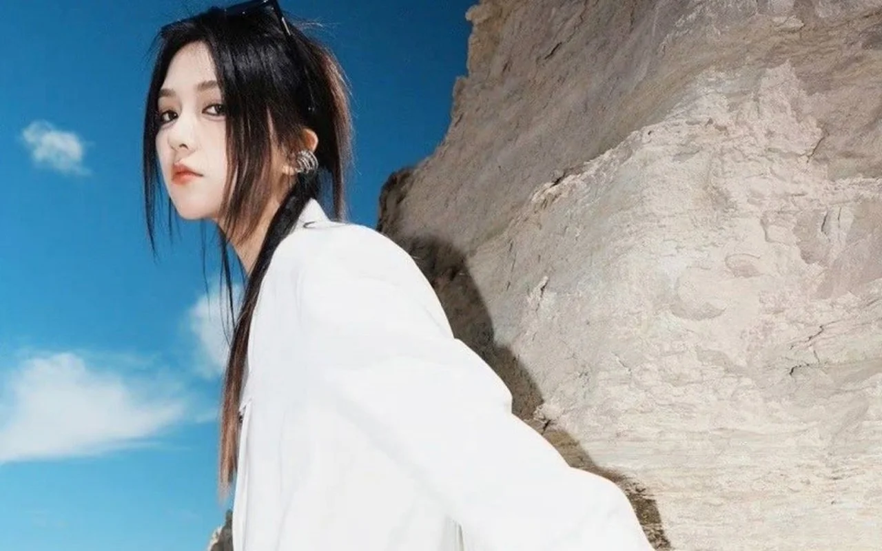 Viral Hair Flip Star Revealed: Social Media Influencer’s Real Look Sparks Online Debate