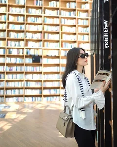 Exploring the Favorite Library of Dang Thu Thao and Her Husband in South Korea - image 4