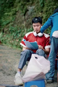 Behind the Scenes: Cute Moments with the Gen Z Cast of 'Di Giua Troi Ruc Ro' - image 8