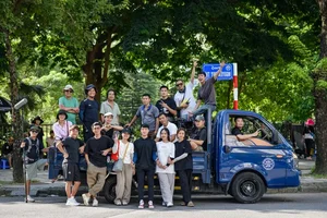 Behind the Scenes: Cute Moments with the Gen Z Cast of 'Di Giua Troi Ruc Ro' - image 28