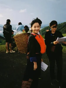 Behind the Scenes: Cute Moments with the Gen Z Cast of 'Di Giua Troi Ruc Ro' - image 10