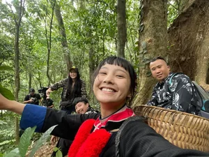 Behind the Scenes: Cute Moments with the Gen Z Cast of 'Di Giua Troi Ruc Ro' - image 2