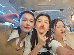 Behind the Scenes: Cute Moments with the Gen Z Cast of 'Di Giua Troi Ruc Ro' - image 5