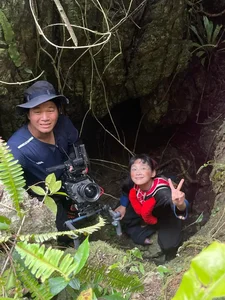 Behind the Scenes: Cute Moments with the Gen Z Cast of 'Di Giua Troi Ruc Ro' - image 9