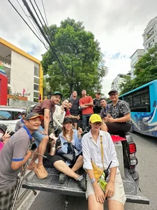 Behind the Scenes: Cute Moments with the Gen Z Cast of 'Di Giua Troi Ruc Ro' - image 12