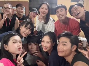 Behind the Scenes: Cute Moments with the Gen Z Cast of 'Di Giua Troi Ruc Ro' - image 20