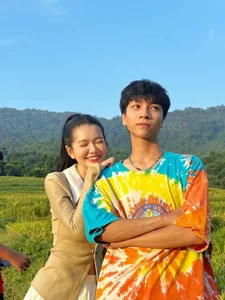 Behind the Scenes: Cute Moments with the Gen Z Cast of 'Di Giua Troi Ruc Ro' - image 11