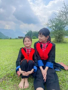 Behind the Scenes: Cute Moments with the Gen Z Cast of 'Di Giua Troi Ruc Ro' - image 17