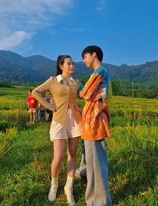 Behind the Scenes: Cute Moments with the Gen Z Cast of 'Di Giua Troi Ruc Ro' - image 27