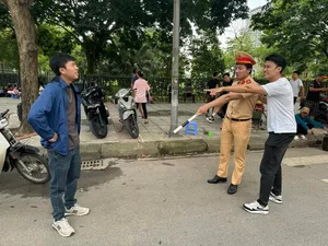 Behind the Scenes: Cute Moments with the Gen Z Cast of 'Di Giua Troi Ruc Ro' - image 0
