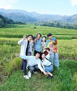 Behind the Scenes: Cute Moments with the Gen Z Cast of 'Di Giua Troi Ruc Ro' - image 23