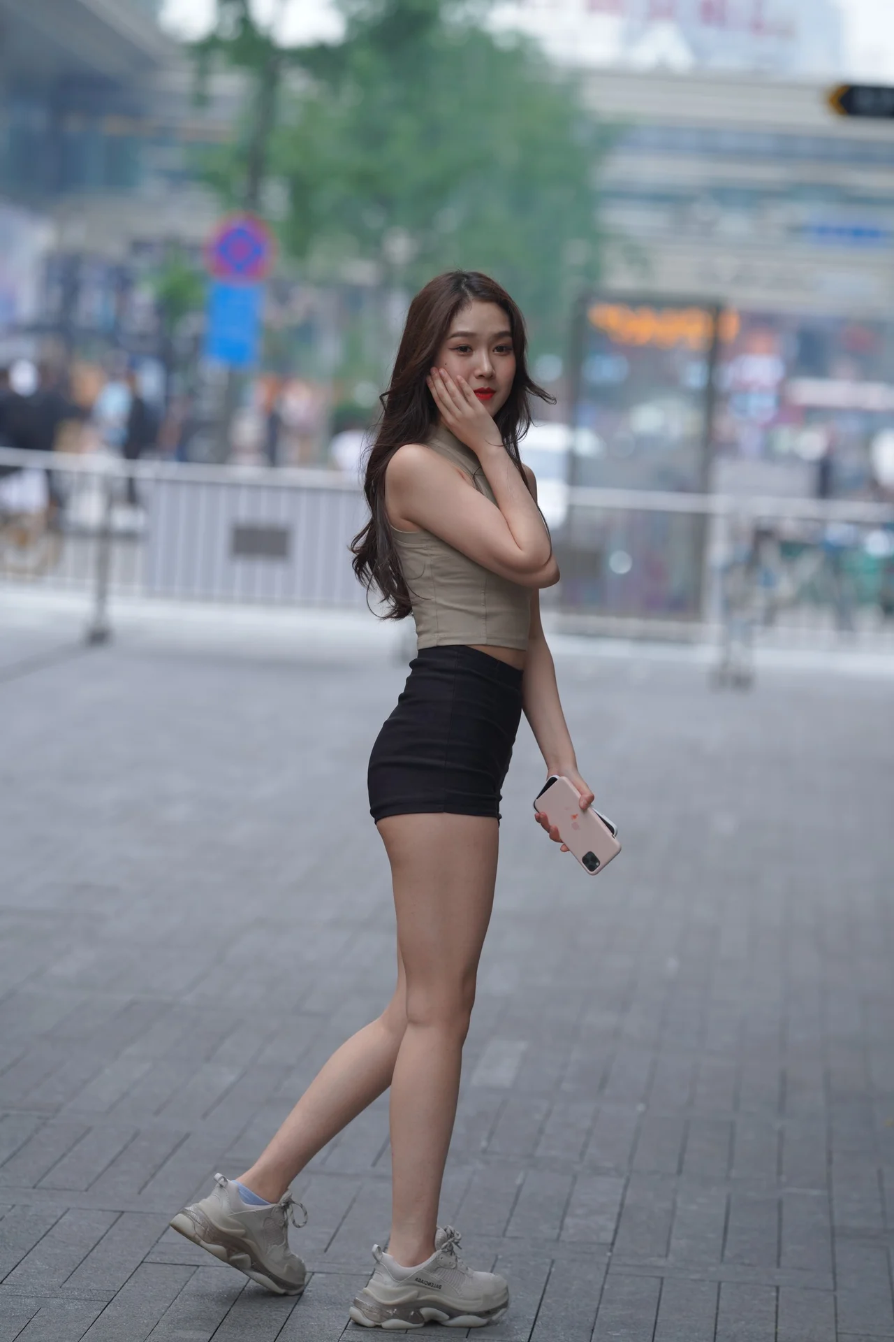 Selected Street Style: How High-Waisted Shorts Elongate Your Legs