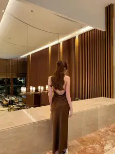 Tăng Mỹ Hàn: Hot Girl Flaunts Alluring Figure in Striking Backless Silk Dress - image 3