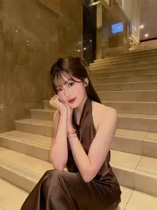 Tăng Mỹ Hàn: Hot Girl Flaunts Alluring Figure in Striking Backless Silk Dress - image 5