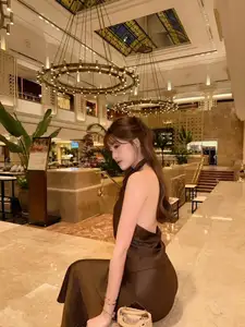 Tăng Mỹ Hàn: Hot Girl Flaunts Alluring Figure in Striking Backless Silk Dress - image 0