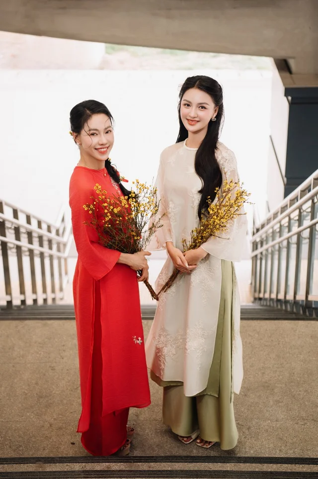 Vietnamese Beauty Queens Showcase Elegant Ao Dai Trends for Spring 2025