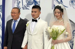 Coach Park Hang-seo Joins Quang Hai’s Wedding Celebration While Philippe Troussier’s Absence Sparks Departure Rumors - image 0