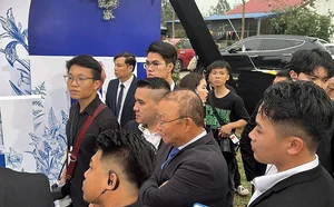 Coach Park Hang-seo Joins Quang Hai’s Wedding Celebration While Philippe Troussier’s Absence Sparks Departure Rumors - image 5