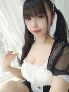 Capturing Elegance: Shi Wan Zhen Zhi Fu Te in a Modern Maid Visual Aesthetic - image 5