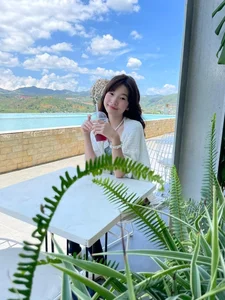 MC Thanh Thao’s 15-Year-Old Daughter Stuns Fans with Pure and Radiant Beauty - image 3