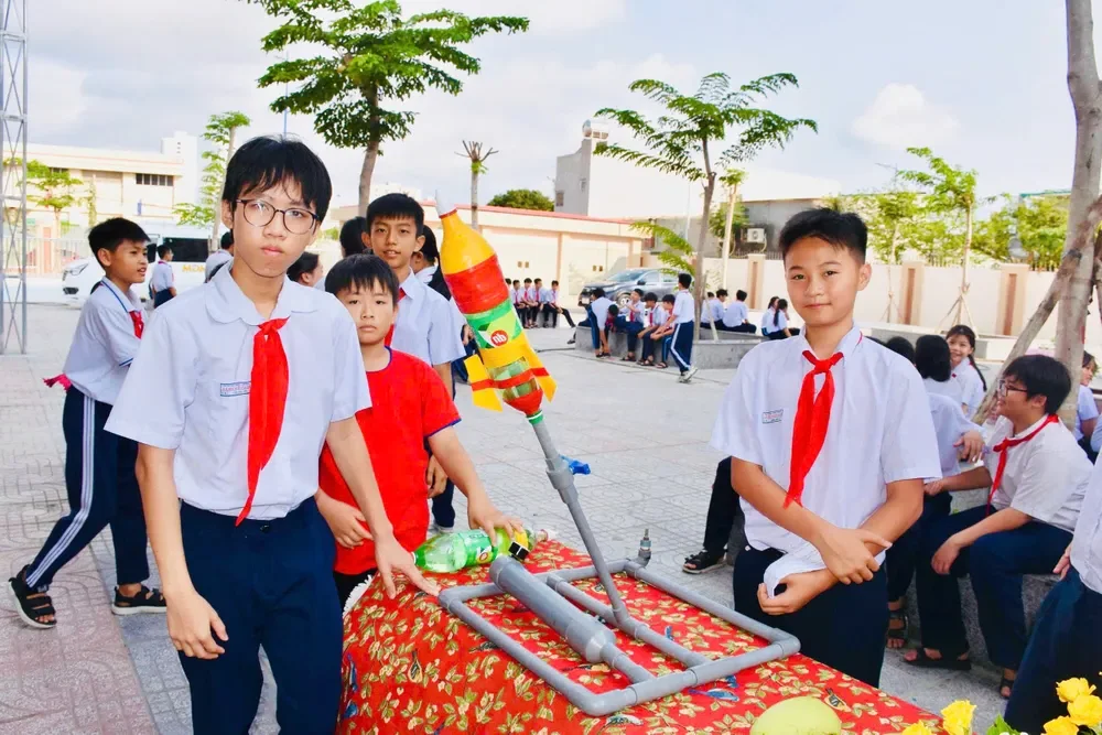 Empowering the Next Generation: 1,600 Students Experience Robotics and AI Art