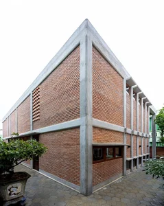 Hidden Oasis: The L-Shaped House in Tam Ky That Defies Narrow Alley Constraints - image 8