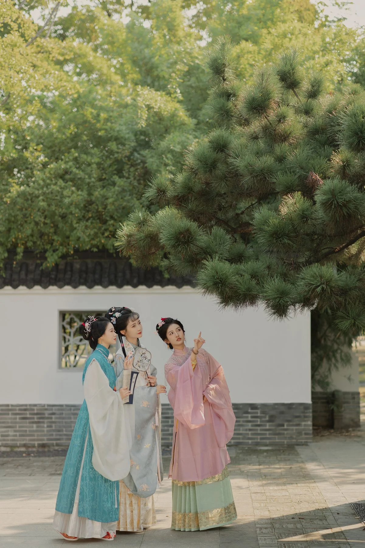 Visual Poetry: Analyzing the Artistic Depth of Art Language Vol.5825 Featuring Fu Xiao