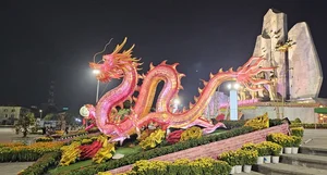 Quang Binh Unveils Stunning 'Song Long Chau Ngoc' Dragon Statues for Tet - image 0