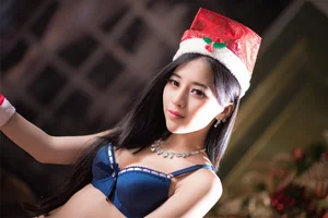 Elegant Fusion: Taiwanese Model Zhang Chuman in a Stunning Chinese-Style Christmas Photoshoot - image 14